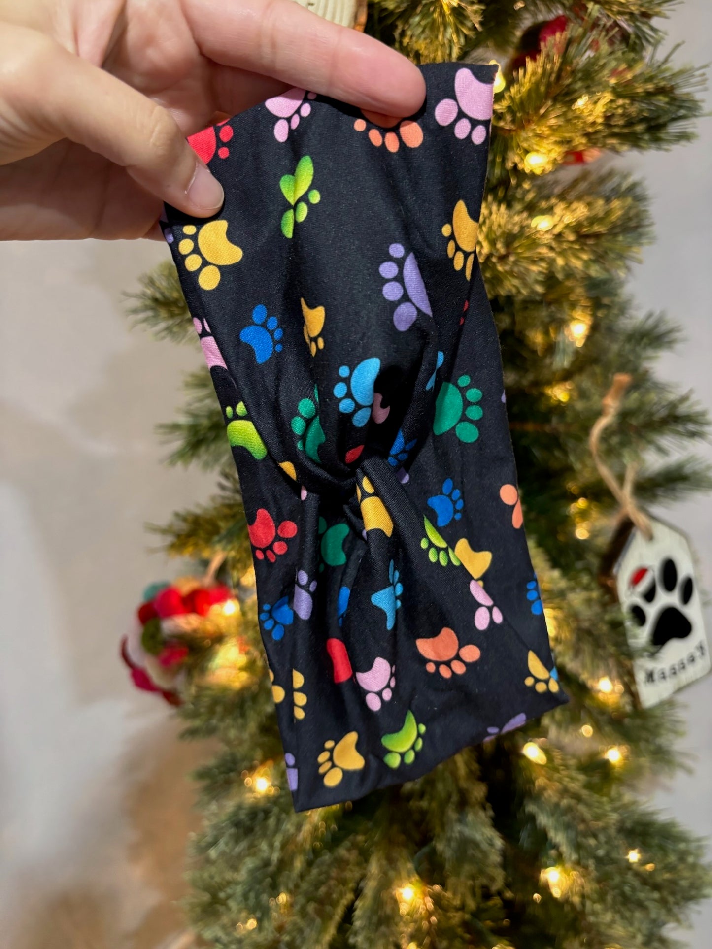 Black Paw Prints Willow Knot