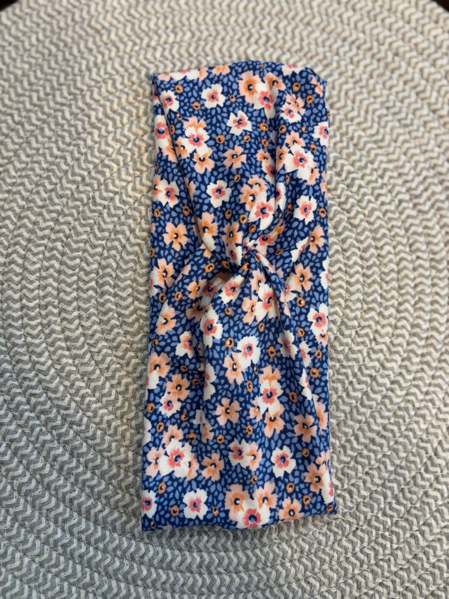 Creamy Daisy on Royal Blue Willow Knot