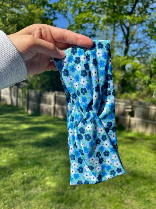 Dainty Blue Floral Willow Knot
